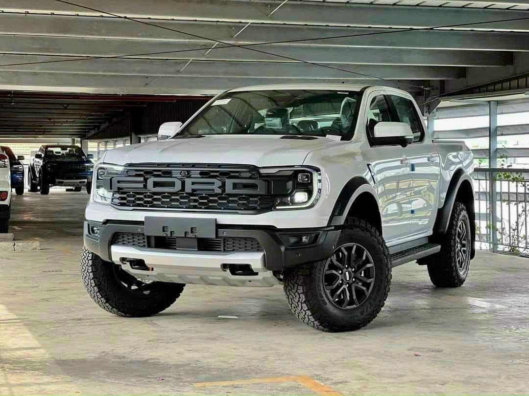 Ford Raptor xăng