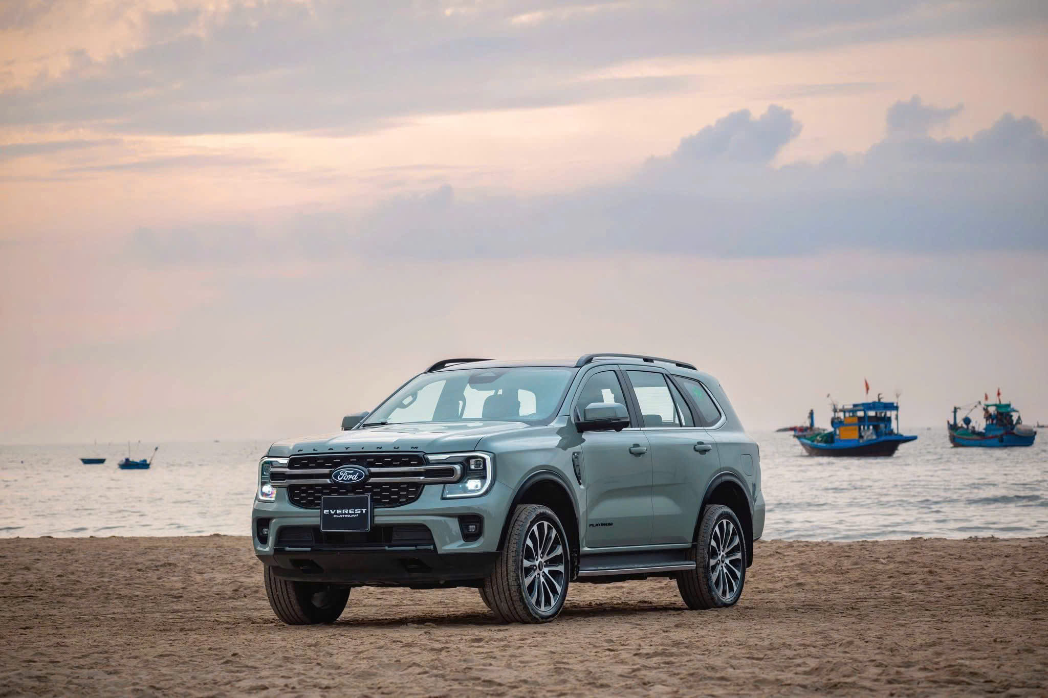 Ford Everest máy xăng